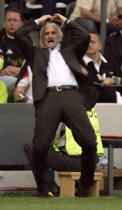 Teamchef Rudi Völler (Deutschland) verzweifelt Fußball EM Herren Euro 2004, Europameisterschaft, Länderspiel, Nationalmannschaft, Nationalteam, Vdig Einzelbild Porto Verzweiflung, Wut,