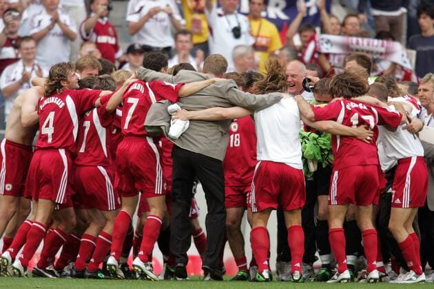 Lettlands Spieler und Trainer Aleksandrs Starkovs feiern ausgiebig den Punktgewinn Fußball EM Herren Euro 2004, Europameisterschaft, Länderspiel, Nationalmannschaft, Nationalteam, Gruppe D Totale Porto Freude, Begeisterung,