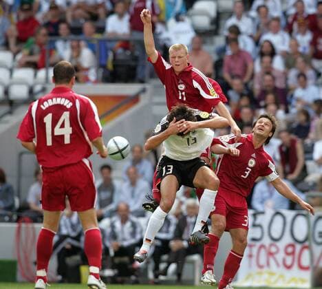Michael Ballack (Deutschland, Mitte) gegen Vitalis Astafjevs (re.) und Andrejs Prohorenkovs (beide Lettland) Fußball EM Herren Euro 2004, Europameisterschaft, Länderspiel, Nationalmannschaft, Nationalteam, Gruppe D Gruppe Porto Dynamik,