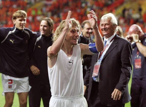 Pavel Nedved (Tschechien) applaudiert den Anhängern Fußball EM Herren Euro 2004, Europameisterschaft, Länderspiel, Nationalmannschaft, Nationalteam, Gruppe D, Einzelbild Aveiro Freude,