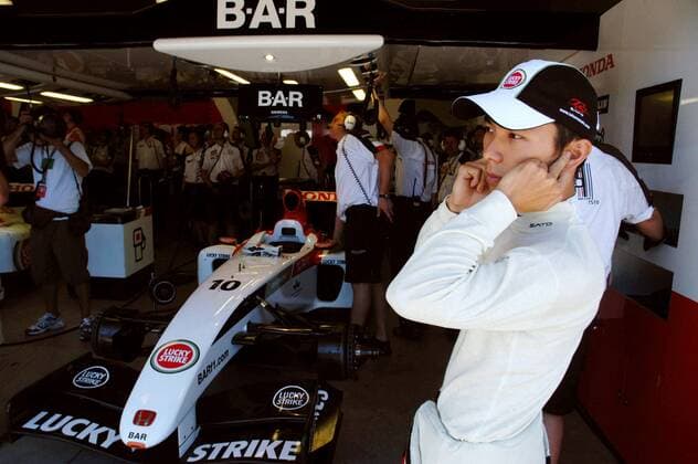 Takuma Sato (Japan BAR-Honda) hält sich die Ohren zu Motorsport Grand Prix Herren Großer Preis der USA 2004, Formel 1 Weltmeisterschaft, F1, F, GP, WM, Vdig, Qualifying Einzelbild Indianapolis Speedway Indianapolis