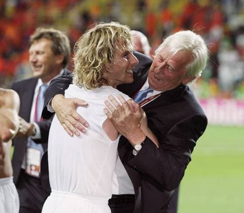 Nationaltrainer Karel Brückner (re.) umarmt überglücklich Pavel Nedved (beide Tschechien) nach dem 3:2-Sieg Fußball EM Herren Euro 2004, Europameisterschaft, Länderspiel, Nationalmannschaft, Nationalteam, Gruppe D, Gruppe Aveiro Glück Freude,