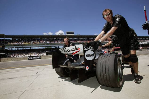 Kimi Räikkönen (Finnland McLaren-Mercedes) wird von seinen Mechanikern zurück in die Box geschoben Motorsport Grand Prix Herren Großer Preis der USA 2004, Formel 1 Weltmeisterschaft, F1, F, GP, WM, Vdig, Qualifying Gruppe Indianapolis Speedway Indianapolis
