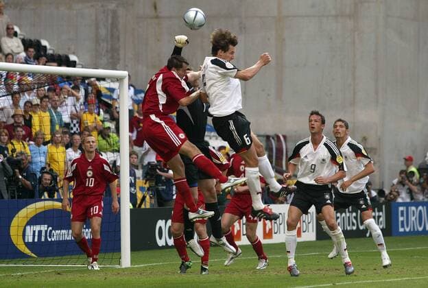 Frank Baumann (Deutschland, re.) kommt gegen Aleksandrs Isakovs (li.) und Torwart Aleksandrs Kolinko (beide Lettland) zu spät Fußball EM Herren Euro 2004, Europameisterschaft, Länderspiel, Nationalmannschaft, Nationalteam, Gruppe D Gruppe Porto Abwehr, Dynamik,