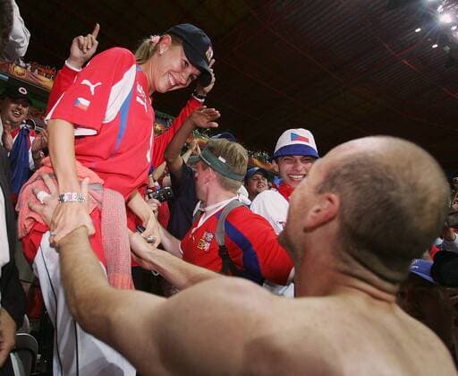 Jan Koller (Tschechien) jubelt nach dem 3:2-Erfolg mit seiner Ehefrau Hedvika und den Fans Fußball EM Herren Euro 2004, Europameisterschaft, Länderspiel, Nationalmannschaft, Nationalteam, Gruppe D, Gruppe Aveiro Begeisterung, Freude,