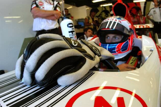 Die Rennhandschuhe von Jenson Button (England BAR-Honda) liegen auf dem Boliden bereit Motorsport Grand Prix Herren Großer Preis der USA 2004, Formel 1 Weltmeisterschaft, F1, F, GP, WM, Vdig, Qualifying Einzelbild Indianapolis Speedway Indianapolis