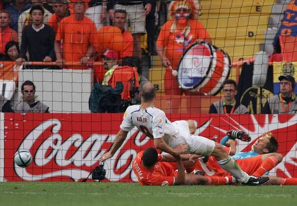 Jan Koller (Tschechien, oben) setzt sich erfolgreich gegen Wilfred Bouma (li.) und Torwart Edwin van der Sar (beide Niederlande) durch und erzielt den 2:1-Anschlusstreffer Fußball EM Herren Euro 2004, Europameisterschaft, Länderspiel, Nationalmannschaft, Nationalteam, Gruppe D, Gruppe Aveiro Dynamik,