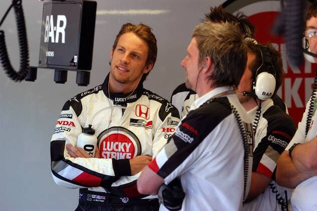 Jenson Button (England BAR-Honda) verfolgt mit seiner Crew das Trainingsgeschehen auf dem Monitor Motorsport Grand Prix Herren Großer Preis der USA 2004, Formel 1 Weltmeisterschaft, F1, F, GP, WM, Vdig, Qualifying Gruppe Indianapolis Speedway Indianapolis
