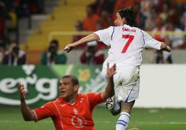 Torschütze Vladimir Smicer (Tschechien, hi.) jubelt nach dem 3:2-Siegtreffer während Bouma (Niederlande) hilflos zu Boden geht Fußball EM Herren Euro 2004, Europameisterschaft, Länderspiel, Nationalmannschaft, Nationalteam, Gruppe D, Gruppe Aveiro Begeisterung, Freude,