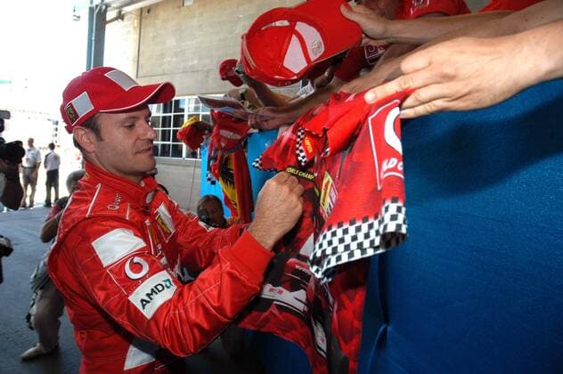 Rubens Barrichello (Brasilien Ferrari) schreibt Autogramme Motorsport Grand Prix Herren Großer Preis der USA 2004, Formel 1 Weltmeisterschaft, F1, F, GP, WM, Vdig, Qualifying Einzelbild Indianapolis Speedway Indianapolis