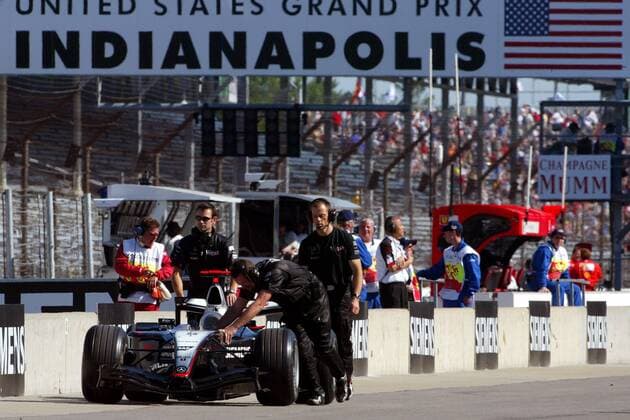 McLaren-Mercedes-Mechaniker schieben einen defekten Boliden in die Box Motorsport Grand Prix Herren Großer Preis der USA 2004, Formel 1 Weltmeisterschaft, F1, F, GP, WM Totale Indianapolis Speedway Indianapolis