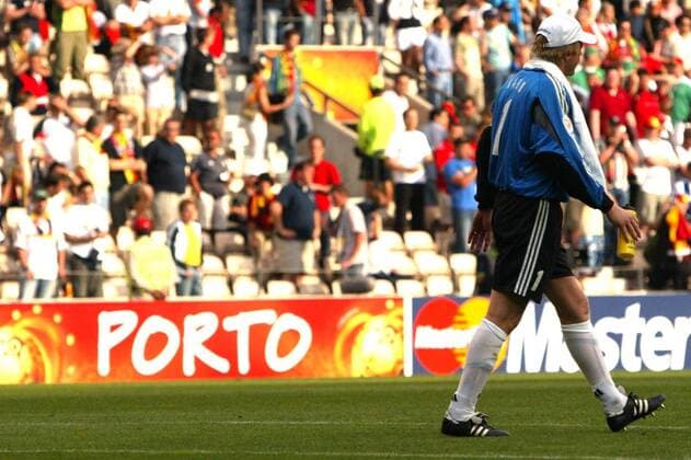 Torwart Oliver Kahn (Deutschland) schleicht mit gemischten Gefühlen vom Platz in Porto Fußball EM Herren Euro 2004, Europameisterschaft, Länderspiel, Nationalmannschaft, Nationalteam, Gruppe D Einzelbild Porto