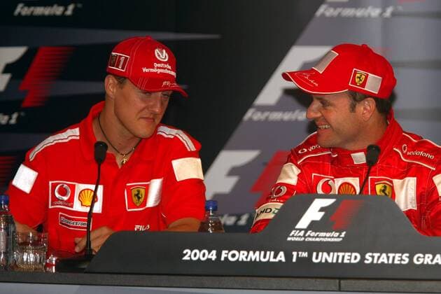 Michael Schumacher (Deutschland, li.) und Rubens Barrichello (Brasilien beide Ferrari) bei der Pressekonferenz Motorsport Grand Prix Herren Großer Preis der USA 2004, Formel 1 Weltmeisterschaft, F1, F, GP, WM Gruppe Indianapolis Speedway Indianapolis Freude,