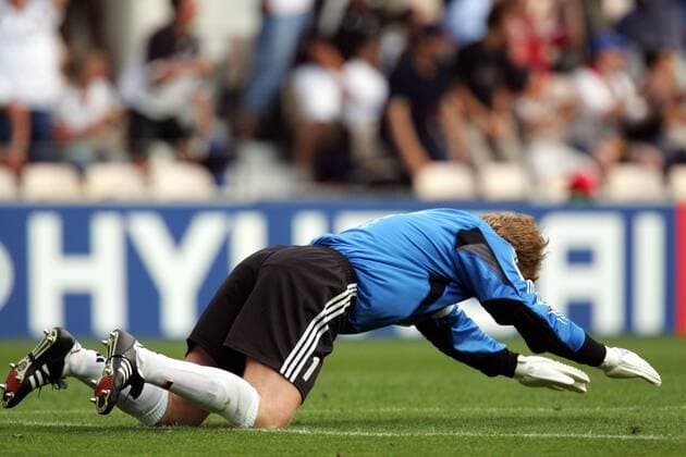 Torwart Oliver Kahn (Deutschland) lässt sich verzweifelt zu Boden fallen Fußball EM Herren Euro 2004, Europameisterschaft, Länderspiel, Nationalmannschaft, Nationalteam, Gruppe D Einzelbild Porto Enttäuschung, Verzweiflung,