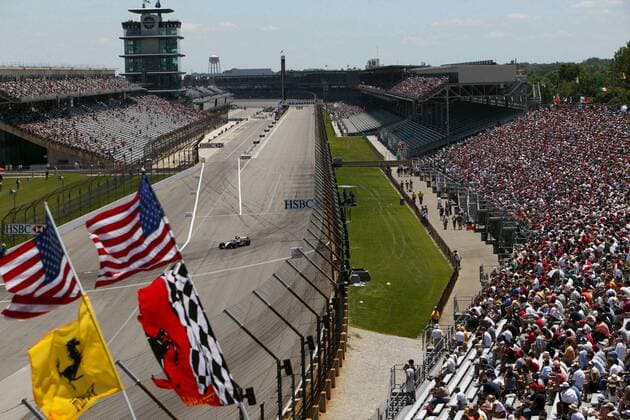 Amerikanische Ferrari-Fans verfolgen die Fahrt von Kimi Räikkönen (Finnland McLaren-Mercedes) auf dem Indianapolis Speedway Motorsport Grand Prix Herren Großer Preis der USA 2004, Formel 1 Weltmeisterschaft, F1, F, GP, WM, Vdig, Qualifying Totale Indianapolis Speedway, Tribünen, Haupttribüne Indianapolis