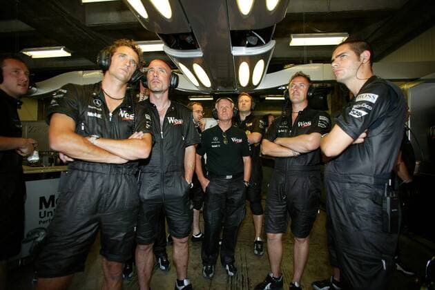 Die McLaren-Mercedes-Crew verfolgt nachdenklich das Trainingsgeschehen Motorsport Grand Prix Herren Großer Preis der USA 2004, Formel 1 Weltmeisterschaft, F1, F, GP, WM, Vdig, Qualifying Gruppe Indianapolis Speedway Indianapolis Nachdenklichkeit,