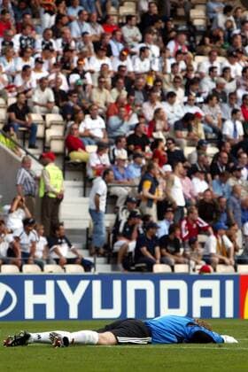 Torwart Oliver Kahn (Deutschland) liegt verzweifelt am Boden Fußball EM Herren Euro 2004, Europameisterschaft, Länderspiel, Nationalmannschaft, Nationalteam, Gruppe D Totale Porto Enttäuschung, Verzweiflung,
