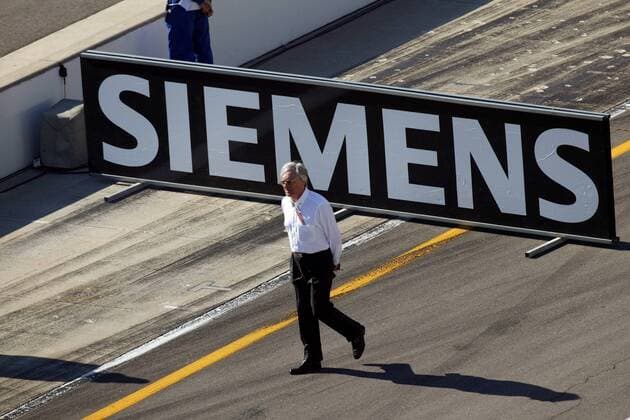 F1-Chef Bernie Ecclestone (England) vor einer Siemens-Werbebande Motorsport Grand Prix Herren Großer Preis der USA 2004, Formel 1 Weltmeisterschaft, F1, F, GP, WM, Vdig, Qualifying Totale Indianapolis Speedway Indianapolis