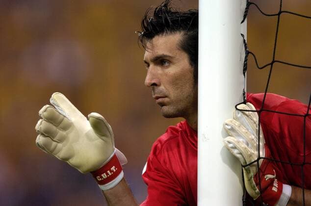 Torwart Gianluigi Buffon (Italien) gibt Anweisungen Fußball EM Herren Euro 2004, Europameisterschaft, Länderspiel, Nationalmannschaft, Nationalteam, Gruppe C, Einzelbild Porto