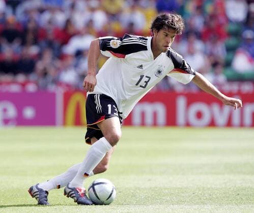 Michael Ballack (Deutschland) am Ball Fußball EM Herren Euro 2004, Europameisterschaft, Länderspiel, Nationalmannschaft, Nationalteam, Gruppe D, Einzelbild Porto Dynamik,