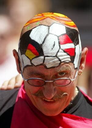 Deutscher Fan hat seine Freifläche auf dem Kopf mit der Spielpaarung kreativ genutzt Fußball EM Herren Euro 2004, Europameisterschaft, Länderspiel, Nationalmannschaft, Nationalteam, Gruppe D Porträt Porto