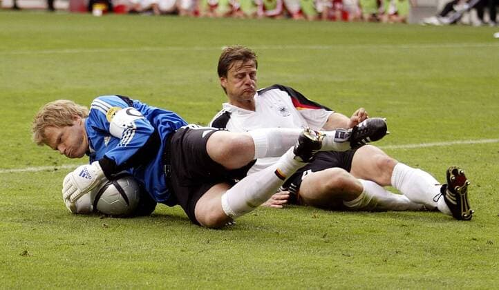 Torwart Oliver Kahn (li.) und Christian Wörns (beide Deutschland) mit vollem Einsatz Fußball EM Herren Euro 2004, Europameisterschaft, Länderspiel, Nationalmannschaft, Nationalteam, Gruppe D, Gruppe Porto Dynamik, Abwehr