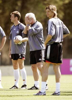 Teamchef Rudi Völler (Mitte) verzweifelt im Training neben Bundestrainer Michael Skibbe (re.), mit Thomas Brdaric scheint das Stürmerproblem nicht gelöst (alle Deutschland) Fußball EM Herren Euro 2004, Europameisterschaft, Nationalmannschaft, Nationalteam, Training, Vorbereitung, Vdig Gruppe Faro, Almancil Verzweiflung, Enttäuschung