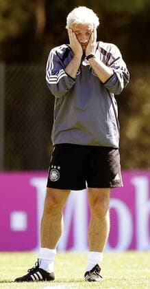 Teamchef Rudi Völler (Deutschland) verzweifelt im Training Fußball EM Herren Euro 2004, Europameisterschaft, Nationalmannschaft, Nationalteam, Training, Vorbereitung, Vdig Einzelbild Faro, Almancil Verzweiflung, Enttäuschung