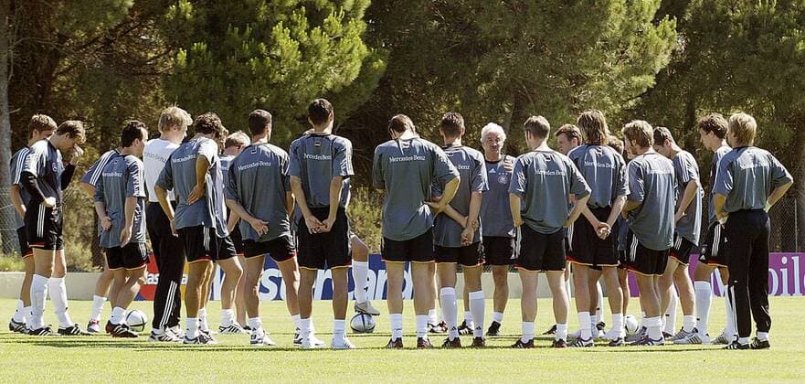 Teamchef Rudi Völler (Deutschland) in der Mannschaftsbesprechung mit seinem Team Fußball EM Herren Euro 2004, Europameisterschaft, Nationalmannschaft, Nationalteam, Training, Vorbereitung, Vdig Totale Faro, Almancil