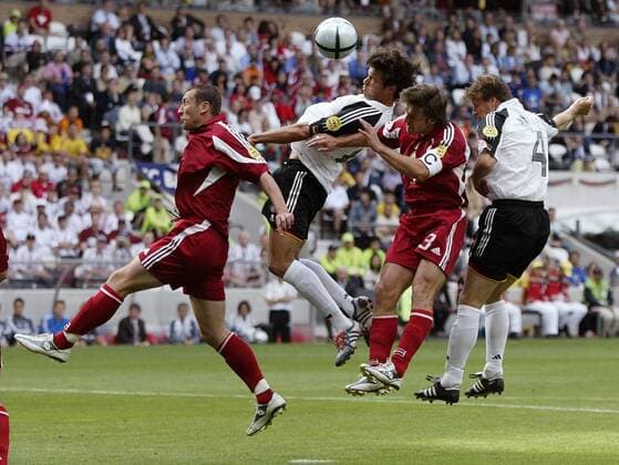 Michael Ballack (2.v.li.) und Christian Wörns (beide Deutschland) gegen Vitalis Astafjevs (2.v.re.) und Valentins Lobanovs (beide Lettland) Fußball EM Herren Euro 2004, Europameisterschaft, Länderspiel, Nationalmannschaft, Nationalteam, Gruppe D, Gruppe Porto Dynamik,