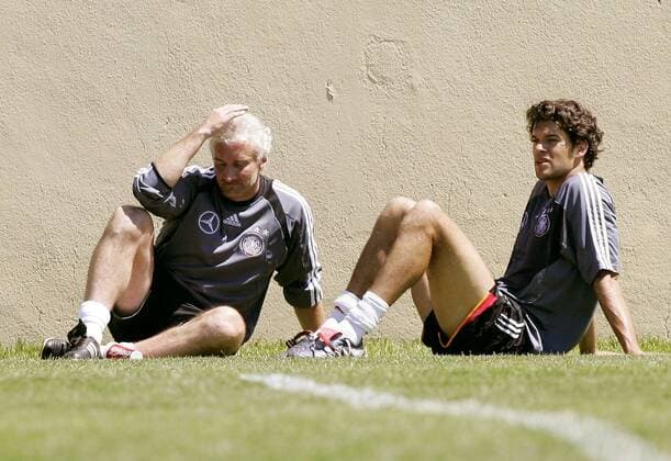 Teamchef Rudi Völler (li.) enttäuscht neben Michael Ballack (beide Deutschland) Fußball EM Herren Euro 2004, Europameisterschaft, Nationalmannschaft, Nationalteam, Training, Vorbereitung, Vdig Gruppe Faro, Almancil Enttäuschung, Nachdenklichkeit,