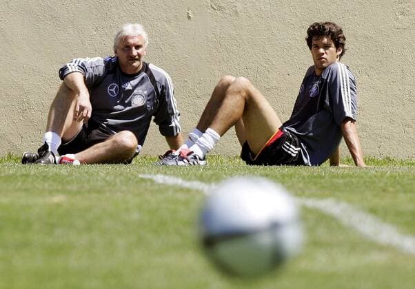 Teamchef Rudi Völler (li.) und Michael Ballack (beide Deutschland) haben einen runden gemeinsamen Nenner Fußball EM Herren Euro 2004, Europameisterschaft, Nationalmannschaft, Nationalteam, Training, Vorbereitung, Vdig Gruppe Faro, Almancil