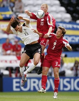 Andrejs Prohorenkovs (Mitte) und Vitalis Astafjevs (beide Lettland) gegen Michael Ballack (Deutschland) Fußball EM Herren Euro 2004, Europameisterschaft, Länderspiel, Nationalmannschaft, Nationalteam, Gruppe D, Gruppe Porto Dynamik, Höhe, Kampf Überlegenheit