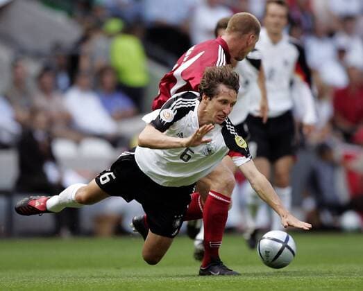 Frank Baumann (Deutschland, vorn) zieht gegen Andrejs Prohorenkovs (Lettland) den Kürzeren Fußball EM Herren Euro 2004, Europameisterschaft, Länderspiel, Nationalmannschaft, Nationalteam, Gruppe D, Gruppe Porto Dynamik, Kampf