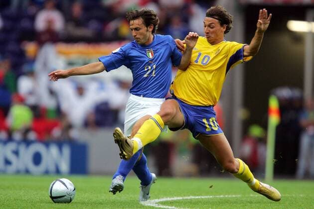 Andrea Pirlo (Italien, li.) gegen Zlatan Ibrahimovic (Schweden) - VERÖFFENTLICHUNGSRECHTE NUR FÜR DEUTSCHE MEDIEN Fußball EM Herren Euro 2004, Europameisterschaft, Länderspiel, Nationalmannschaft, Nationalteam, Gruppe C, Vdig Gruppe Porto