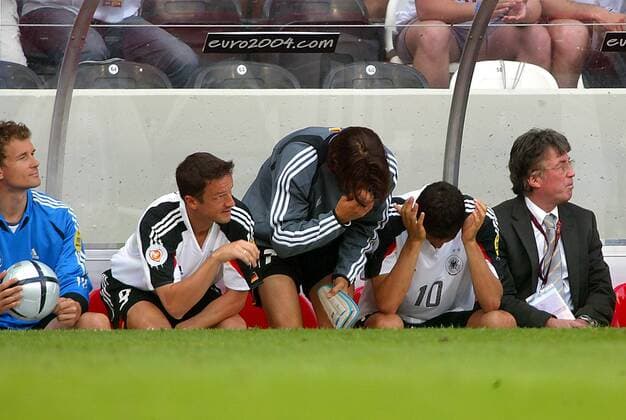 Verzweifelte Gesichter auf der deutschen Bank - v.li.: Torwart Jens Lehmann, Fredi Bobic, Christian Ziege, Kevin Kuranyi, DFB-Direktor Bernd Pfaff Fußball EM Herren Euro 2004, Europameisterschaft, Länderspiel, Nationalmannschaft, Nationalteam, Gruppe D Gruppe Deutschland Porto Enttäuschung, Verzweiflung,