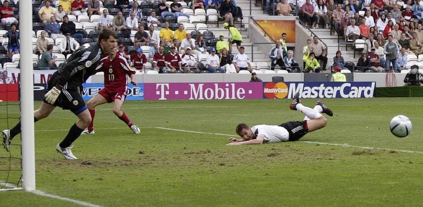 Miroslav Klose (Deutschland, re.) vergibt gegen Torwart Aleksandrs Kolinko (Lettland) kurz vor Schluss eine große Torchance Fußball EM Herren Euro 2004, Europameisterschaft, Länderspiel, Nationalmannschaft, Nationalteam, Gruppe D, Gruppe Porto Dynamik,