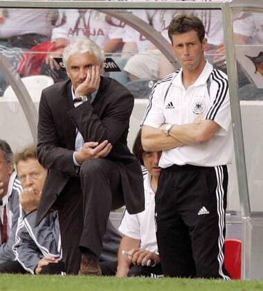 Teamchef Rudi Völler (li.) und Bundestrainer Michael Skibbe (beide Deutschland) ratlos Fußball EM Herren Euro 2004, Europameisterschaft, Länderspiel, Nationalmannschaft, Nationalteam, Gruppe D, Gruppe Porto Nachdenklichkeit, Enttäuschung