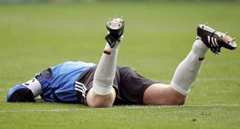 Torwart Oliver Kahn (Deutschland) verzweifelt am Boden Fußball EM Herren Euro 2004, Europameisterschaft, Länderspiel, Nationalmannschaft, Nationalteam, Gruppe D Einzelbild Porto Enttäuschung, Verzweiflung, Erschöpfung