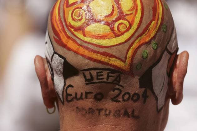 Deutscher Fan mit kreativer Kopfbemalung Fußball EM Herren Euro 2004, Europameisterschaft, Länderspiel, Nationalmannschaft, Nationalteam, Gruppe D Einzelbild Porto