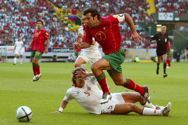 Luis Figo (Portugal) überspringt Carles Puyol (Spanien) Fußball EM Herren Euro 2004, Europameisterschaft, Länderspiel, Nationalmannschaft, Nationalteam, Gruppe A, Vdig Gruppe Lissabon Dynamik,
