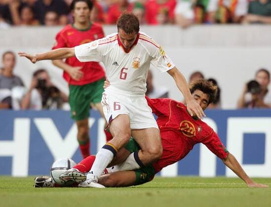 Ivan Helguera (Spanien, li.) gegen Deco (Portugal) Fußball EM Herren Euro 2004, Europameisterschaft, Länderspiel, Nationalmannschaft, Nationalteam, Gruppe A, Vdig Gruppe Lissabon Dynamik, Kampf,
