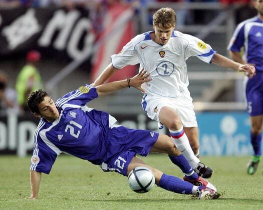 Konstantinos Katsouranis (li., Griechenland) gegen Vladislav Radimov (Rußland) Fußball EM Herren Euro 2004, Europameisterschaft, Länderspiel, Nationalmannschaft, Nationalteam, Gruppe A Gruppe Faro-Loule Dynamik, Kampf,