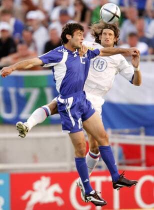 Zisis Vryzas (li., Griechenland) gegen Roman Sharonov (Rußland) Fußball EM Herren Euro 2004, Europameisterschaft, Länderspiel, Nationalmannschaft, Nationalteam, Gruppe A Gruppe Faro-Loule Dynamik, Kampf,