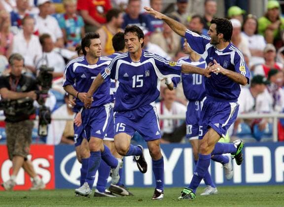 Torjubel Griechenland, v.li.: Theodoros Zagorakis, Zisis Vryzas, Traianos Dellas Fußball EM Herren Euro 2004, Europameisterschaft, Länderspiel, Nationalmannschaft, Nationalteam, Gruppe A Gruppe Faro-Loule Freude,
