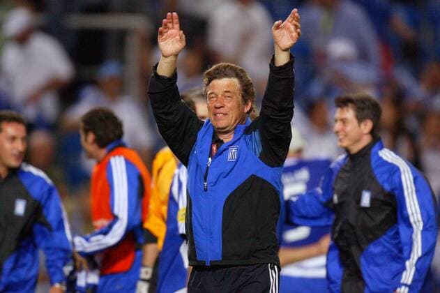 Nationaltrainer Otto Rehhagel (Griechenland) ist über den Viertelfinaleinzug glücklich Fußball EM Herren Euro 2004, Europameisterschaft, Länderspiel, Nationalmannschaft, Nationalteam, Gruppe A Einzelbild Faro-Loule Glück, Begeisterung, Freude,