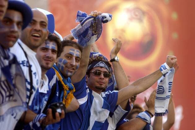 Griechische Fans feiern den Viertelfinaleinzug Fußball EM Herren Euro 2004, Europameisterschaft, Länderspiel, Nationalmannschaft, Nationalteam, Gruppe A Gruppe Faro-Loule Freude, Begeisterung,