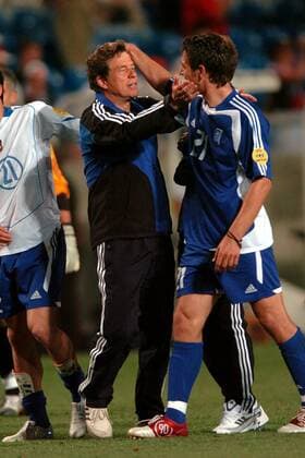 Nationaltrainer Otto Rehhagel (li.) und Konstantinos Katsouranis (beide Griechenland) feiern den Viertelfinaleinzug Fußball EM Herren Euro 2004, Europameisterschaft, Länderspiel, Nationalmannschaft, Nationalteam, Gruppe A Gruppe Faro-Loule Begeisterung, Freude,