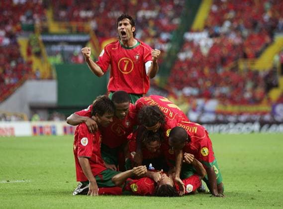 Torschütze Nuno Gomes (unten) wird von seinen Teamkollegen gefeiert, v.li.: Deco, Jorge Andrade, Ricardo Carvalho, Miguel und hinten läßt Luis Figo (alle Portugal) seinen Emotionen freien Lauf Fußball EM Herren Euro 2004, Europameisterschaft, Länderspiel, Nationalmannschaft, Nationalteam, Gruppe A Gruppe Lissabon Glück, Begeisterung, Freude,