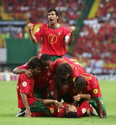 Torschütze Nuno Gomes (unten) wird von seinen Teamkollegen gefeiert, v.li.: Deco, Jorge Andrade, Ricardo Carvalho, Miguel und hinten läßt Luis Figo (alle Portugal) seinen Emotionen freien Lauf Fußball EM Herren Euro 2004, Europameisterschaft, Länderspiel, Nationalmannschaft, Nationalteam, Gruppe A Gruppe Lissabon Glück, Begeisterung, Freude,
